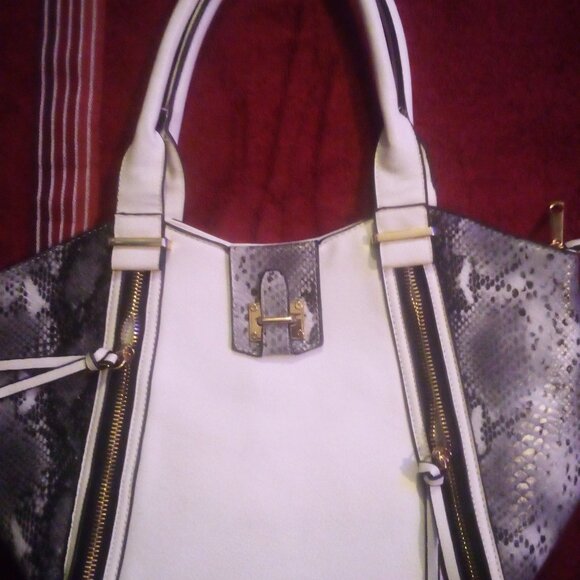 Purses - Picture 7 of 8